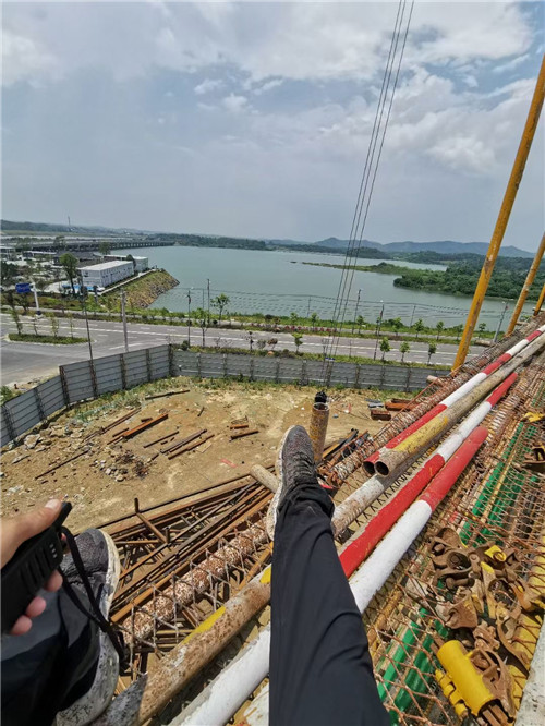 峨山作业中发生设备损坏或人员意外，责任怎么划分？